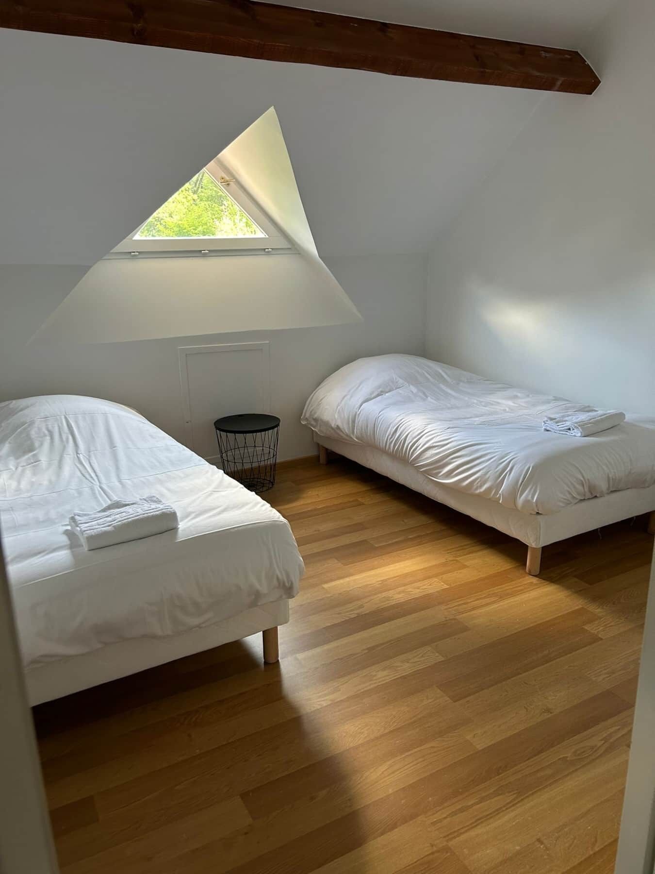 9 bedrooms, travel cot, WiFi, bed sheets
