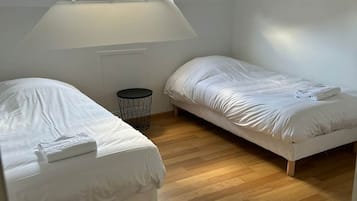 9 bedrooms, travel cot, WiFi, bed sheets