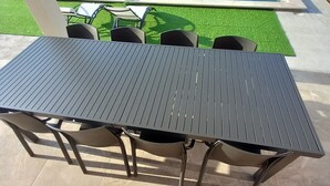 A covered outdoor area with a pool, a table with chairs, and artificial grass. - Villa with 4 bedrooms and pool (FRESPECH)