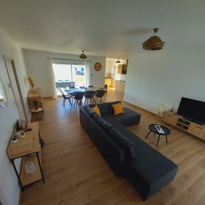 Tv, bordsfotboll och ett bordtennisbord