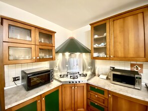 Geladeira, micro-ondas, fogão, cooktop