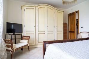 4 quartos, ferros/tábuas de passar roupa, berço de viagem