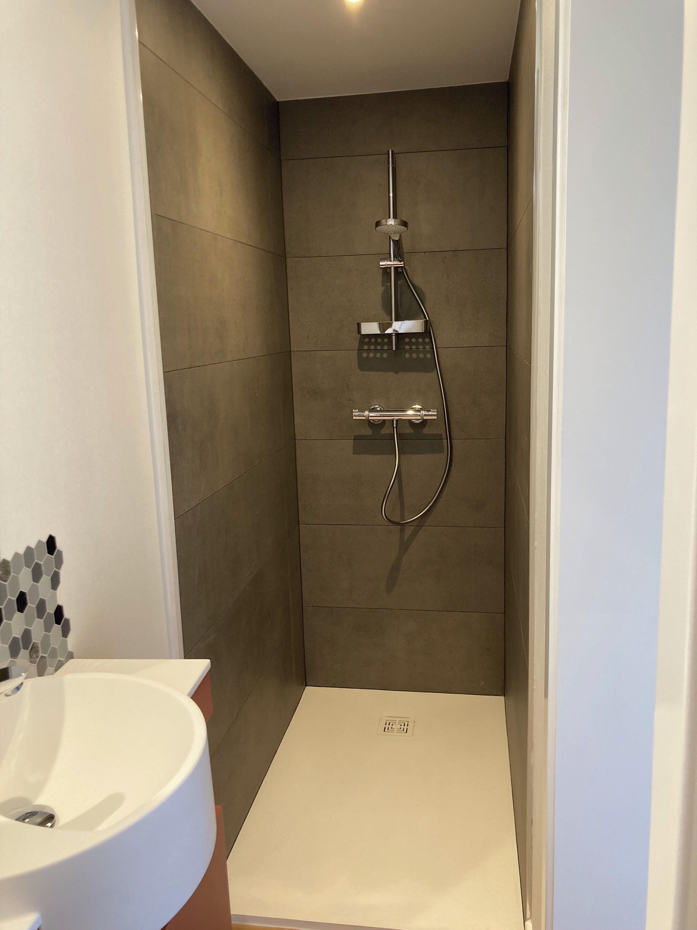 Douche, sèche-cheveux, serviettes fournies