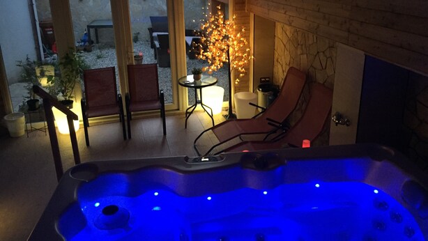 Manicures and pedicures, massages - Vulkan Wellness Panzio (Pecs)
