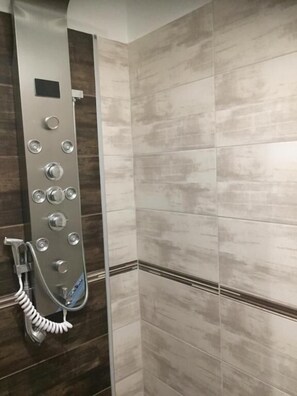 Superior Double Room | Bathroom | Free toiletries