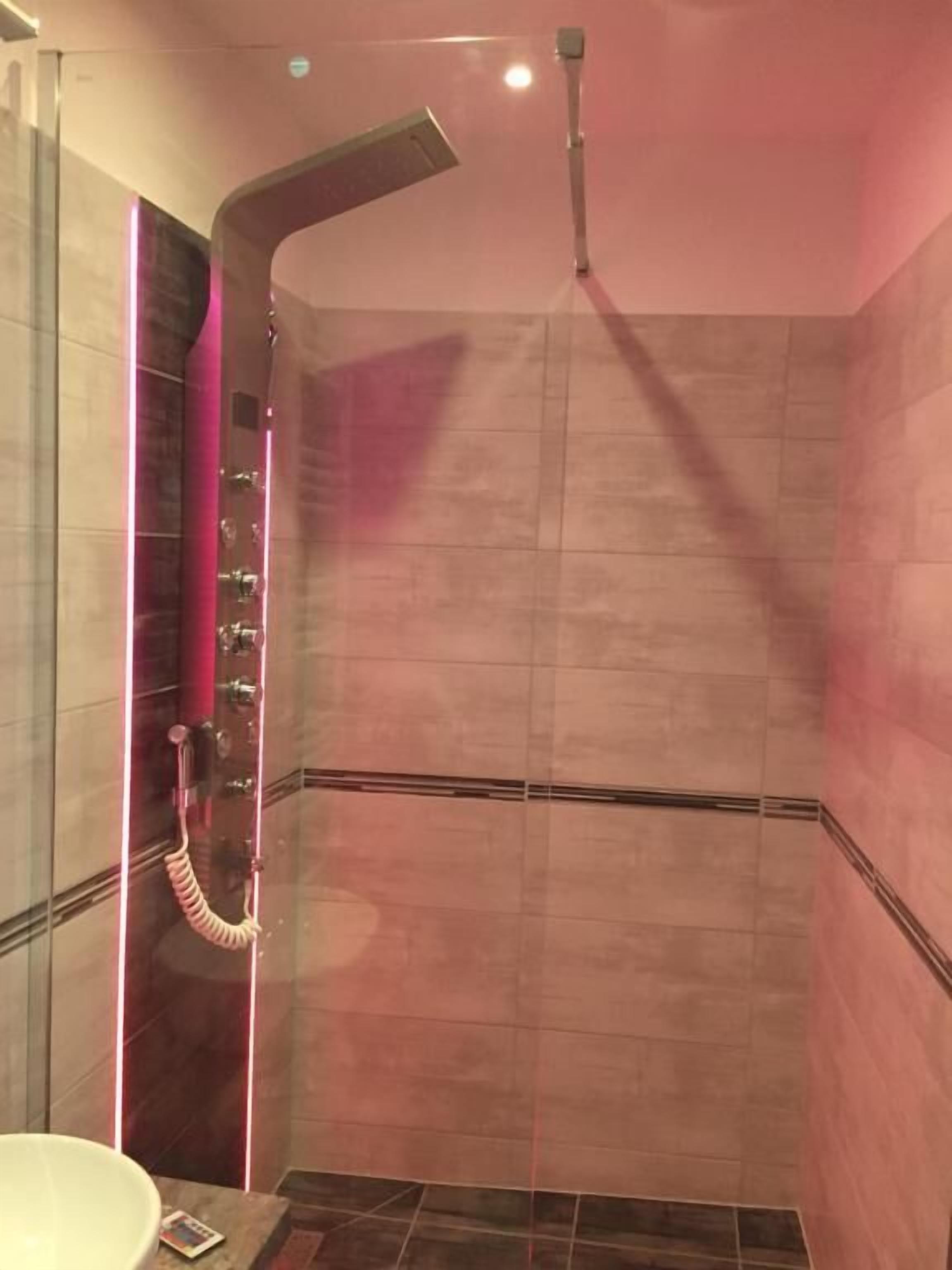 Dusche im Bad