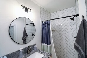 Shower, bidet, towels, soap - Beautiful home with backyard oasis!  Great Location for Spring Training trips! (Phoenix)