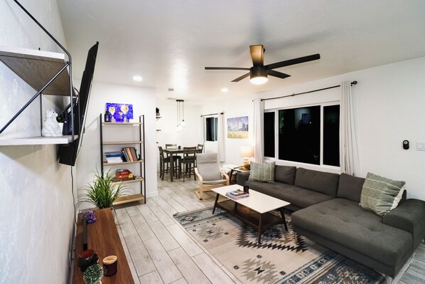 Computer monitors - Beautiful home with backyard oasis! Great Location for Spring Training trips! (Phoenix)