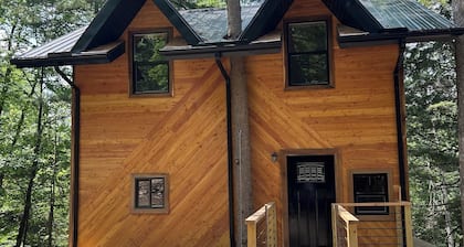 Tree House + Wi-Fi +kitchen +bathroom +2 bedrooms