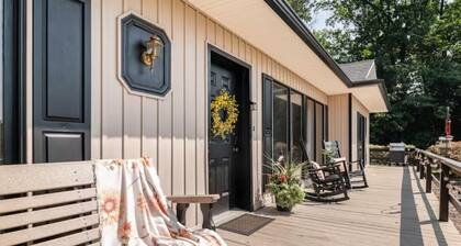 No steps. Quiet street in heart of Amish country. Close to tourist attractions.