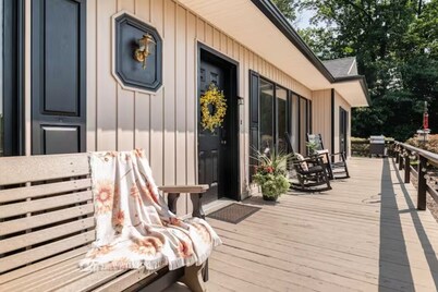 No steps. Quiet street in heart of Amish country. Close to tourist attractions.