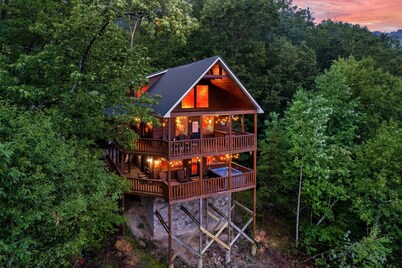 Beautiful Mountain Views, Hot Tub, Game Room, Fire Pit, 3 King Beds, Dog Welcome