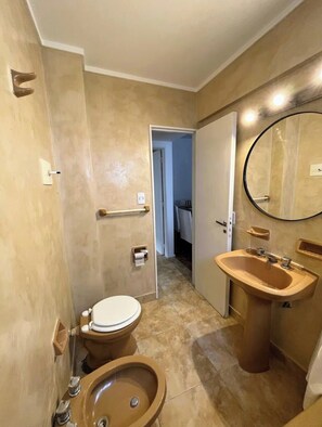 Toallas, jabón, papel higiénico