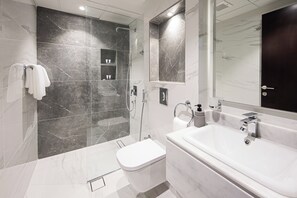 Rainfall showerhead, free toiletries, hair dryer, slippers - Merya Hotel (Jeddah)