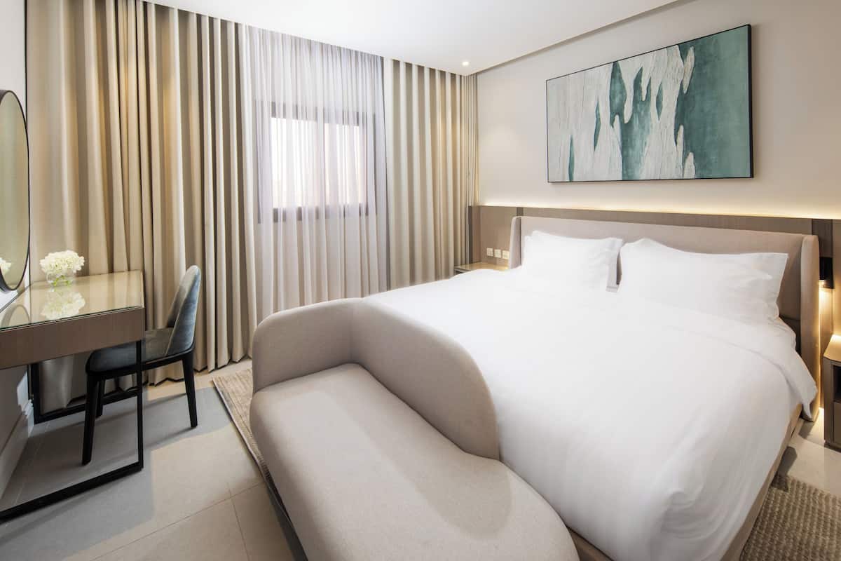 1 bedroom, Egyptian cotton sheets, premium bedding, down comforters