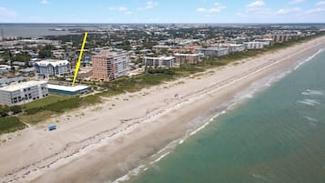Aan het strand, ligstoelen aan het strand, strandlakens