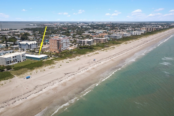 En la playa, sillas reclinables de playa, toallas de playa