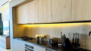 Una cucina moderna con elettrodomestici in acciaio inossidabile, mobili in legno e un piano di lavoro elegante.