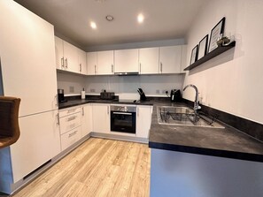 Kjøleskap, mikrobølgeovn, ovn og kokeplater