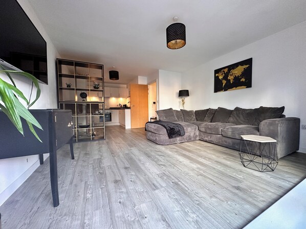 Smart TV - 1 -bed Apartment Close to Gatwick Airport (Crawley)