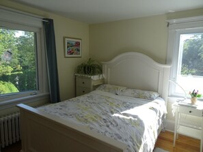 2 bedrooms, iron/ironing board, bed sheets