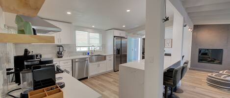 Refrigerador, microondas, horno y parrilla de estufa