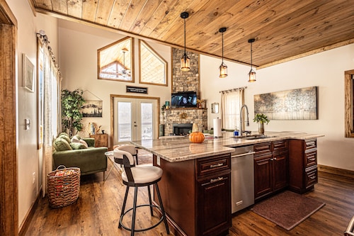 RnR Ridge in Bryson City! Beautiful home with hot tub and pet friendly!