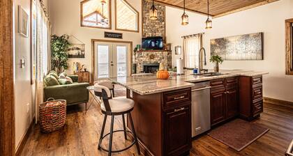 RnR Ridge in Bryson City! Beautiful home with hot tub and pet friendly!