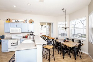 Casa, varias camas, hidromasaje, vista al jardín | Cocina privada | Refrigerador, microondas, horno y parrilla de estufa 