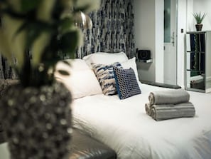 3 habitaciones, escritorio y tabla de planchar con plancha