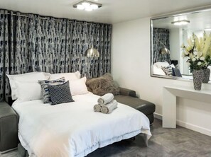 3 soverom, skrivebord, strykejern/-brett og reiseseng for barn