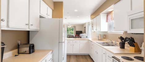 Apartment, Mehrere Betten, Balkon, Blick auf den Golfplatz (The Rockford Escape) | Eigene Küche | Wasserkocher mit Kaffee-/Teezubehör