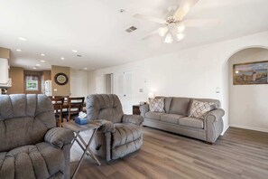 公寓式客房, 多张床, 阳台, 高尔夫景观 (The Rockford Escape) | 起居区 | 42-英寸纯平电视（配备数码频道）