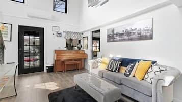 Smart TV, chimenea, futbolito y tenis de mesa