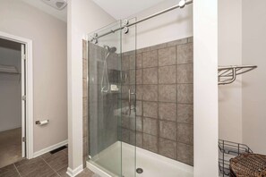 Casa, varias camas, cocina | Baño | Toallas y papel de baño 