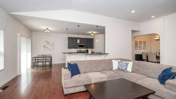 House, Berbilang Katil, Kitchen | Ruang tamu | TV