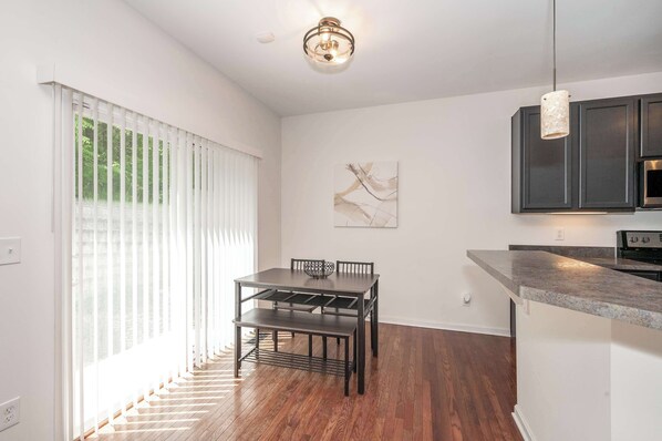 Talo, useita sänkyjä, keittiö | Ruokailu