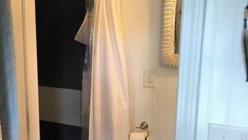 Haartrockner, Handtücher, Toilettenpapier