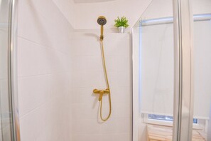 Douche, sĂšche-cheveux, serviettes fournies