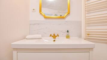 Een douche, een haardroger, handdoeken