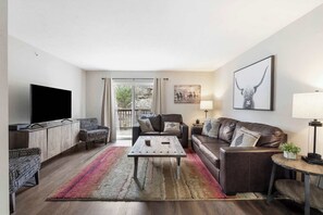 Condo, varias camas, cocina (Urban Farmhouse) | Área de sala de estar | Televisión de pantalla plana de 42 pulgadas con canales digitales 