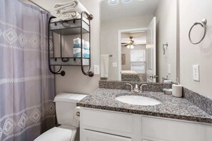 Apartamento, varias camas, cocina (Urban Farmhouse) | Baño | Ducha y bañera combinadas, secador de pelo y toallas