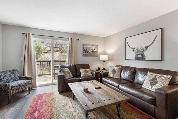 Condo, Plusieurs lits, cuisine (Urban Farmhouse) | Aire de séjour | Téléviseur à écran plat de 42 po avec télévision numérique