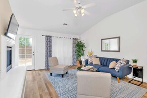 Casa, várias camas, lareira, vista para o jardim (University Pastoral) | Área de estar | TV de tela plana 42 polegadas com canais digitais, lareira