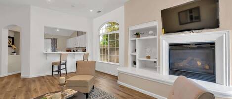 House, Multiple Beds, Fireplace, Garden View (University Pastoral) | Living area | 42-inch flat-screen TV with digital channels, fireplace