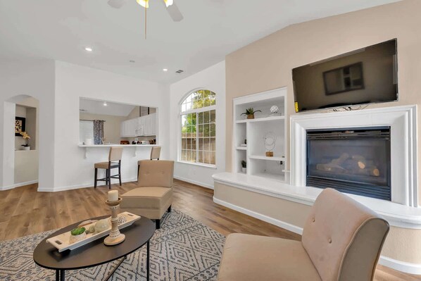 ハウス ベッド (複数台) 暖炉 ガーデンビュー (University Pastoral) | リビング エリア | 42 インチの薄型テレビ (デジタル放送視聴可)、暖炉