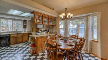 Cabin, Berbilang Katil, Hot Tub, Mountain View | Tempat makan