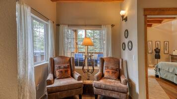 Cabin, nhiều giường, bồn tắm nước nóng, quang cảnh núi | Khu phòng khách | TV, lò sưởi