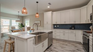 House, Multiple Beds, Kitchen, Garden View | Private kitchen