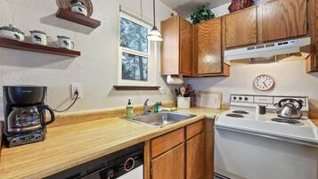 Condo, várias camas, lareira, vista para a montanha (Valley View) | Cozinha privada | Geladeira, micro-ondas, fogão, cooktop